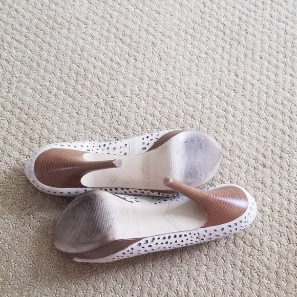 **EUC** Enzo Angiolini Nude Suede Laser Cut Pumps Size 7 ½ - Picture 4 of 5